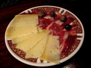 Foto de tapa de jamón y queso con Sevilla